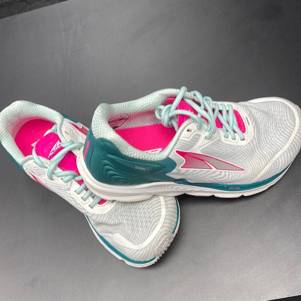 Altra Torin 5 size 7.5 white/teal/pink like new